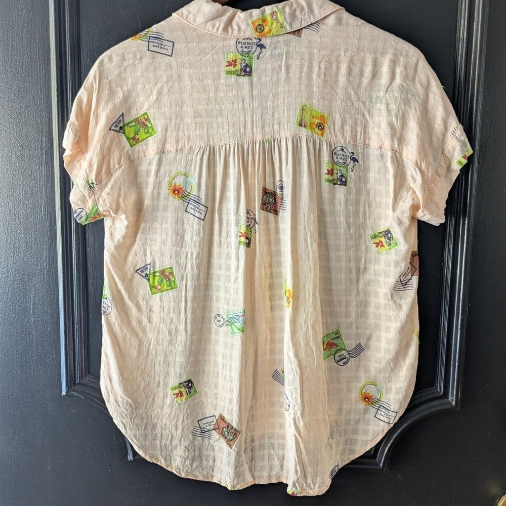 Jane + Delancey Peach Postage Stamp Print‎ Button Up Short Sleeve Women's Blouse - Picture 2 of 7